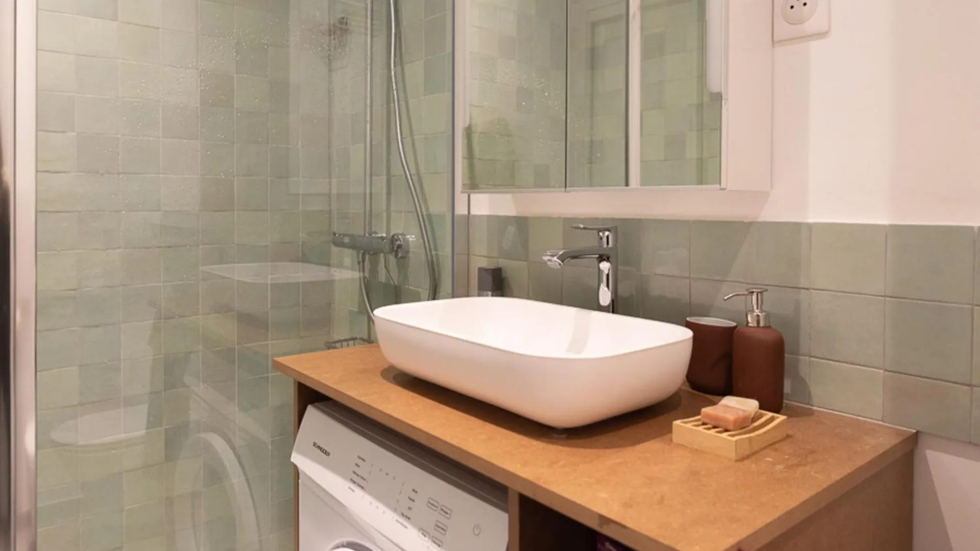 Charming Accommodation In Montmartre Paris
